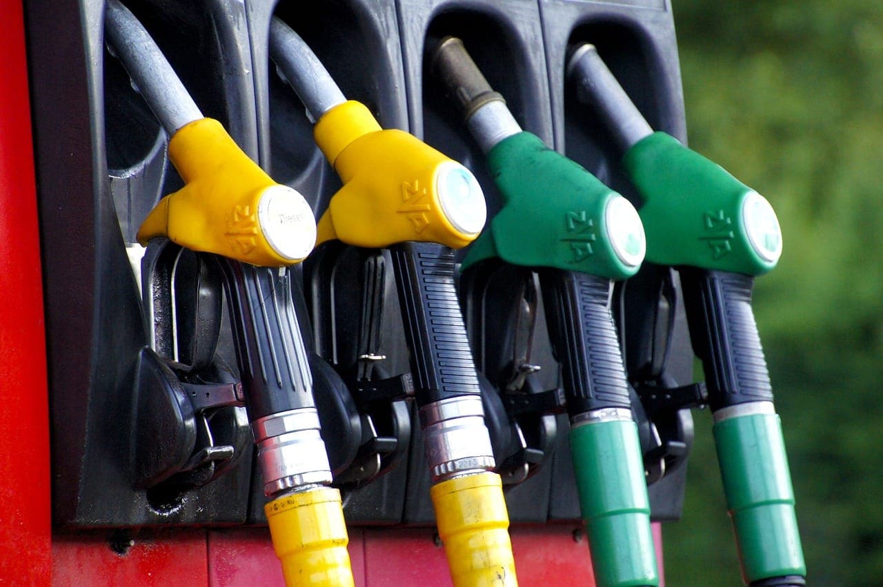 Petrobras reajusta gasolina e governo subsidia maior parte do aumento