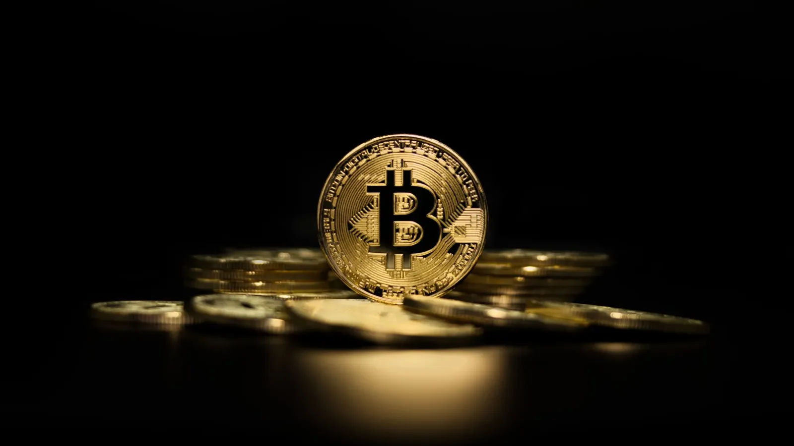 Bitcoin cai abaixo de US$ 58.000, atingindo mínima de 21 meses em meio a saídas recordes de ETFs